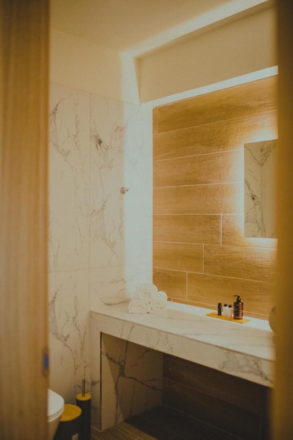 Peri Elxis Luxury Suites Mourésion 外观 照片