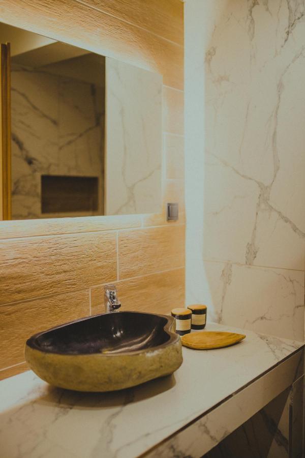 Peri Elxis Luxury Suites Mourésion 外观 照片