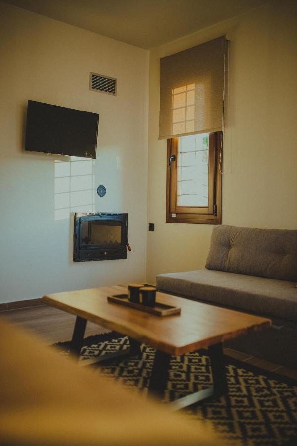 Peri Elxis Luxury Suites Mourésion 外观 照片